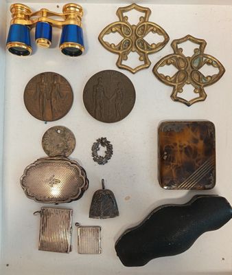 un grand nombre d'objets posés sur une table