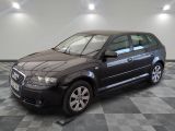 la photo d'une voiture noire garée dans un garage