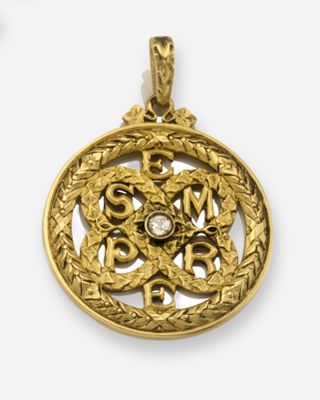 Gros plan sur un pendentif en or orné d'une croix