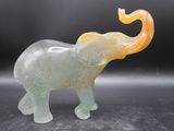 une figurine d'éléphant en jade