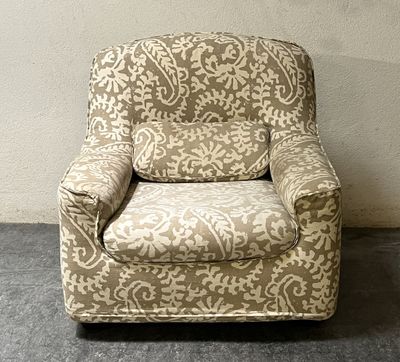 une chaise qui se trouve dans le coin d'une pièce