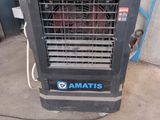 un petit radiateur posé par terre à côté de l'escalier