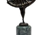 statue en bronze d'une jeune fille tenant un cerceau sur un socle en marbre