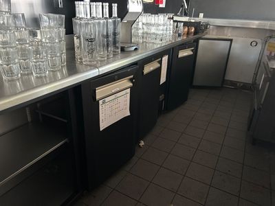 de nombreux verres alignés sur le plan de travail de la cuisine