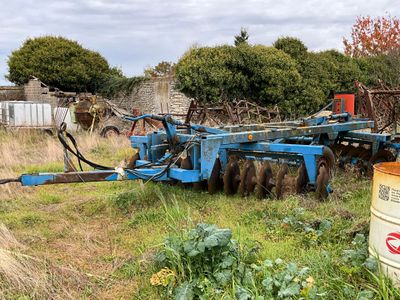 une machine bleue qui est posée dans l'herbe