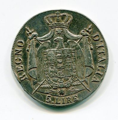 une vieille pièce de monnaie surmontée d'une couronne, posée sur un fond blanc