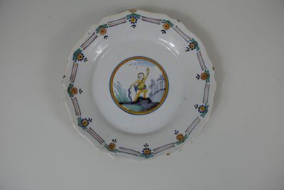Assiette en faïence de Nevers à décor polychrome d’amour arm…