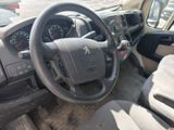 le tableau de bord d'un camion, avec son volant et ses commandes