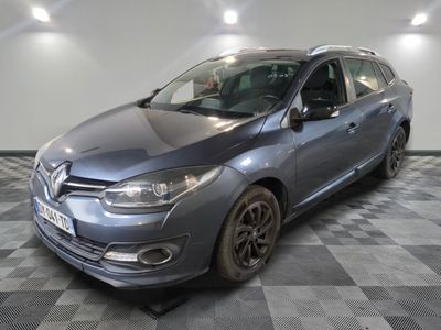 la voiture grise est garée dans le garage sur le sol en damier