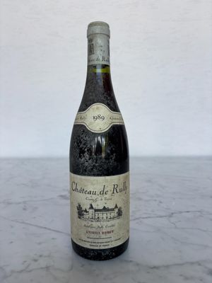 une bouteille de vin posée sur une table