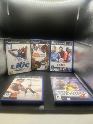 Trois jeux vidéo sont posés sur une table, dans une boîte