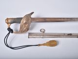 une épée avec une poignée en bois et une poignée en bois