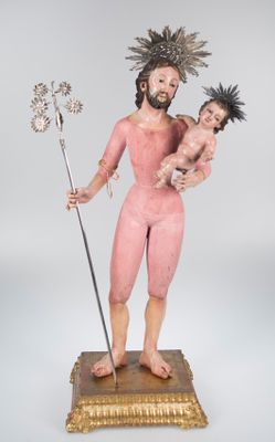 statue représentant un homme tenant un bébé et un bâton