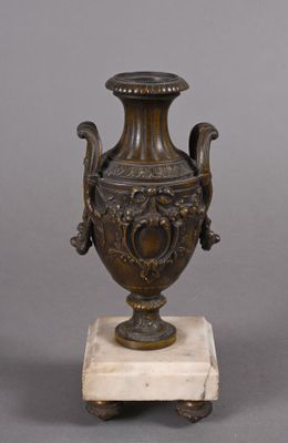 paire de vases en bronze sur socle en marbre, sur fond gris