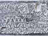 un gros plan sur une photo en noir et blanc représentant une plaque