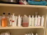 de nombreux types différents de désinfectants pour les mains sur une étagère