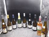 des bouteilles de vin sont alignées sur un comptoir