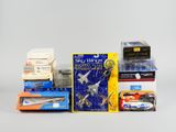 la boîte contient de nombreux modèles différents d'avions miniatures