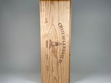 une caisse en bois contenant une bouteille de vin