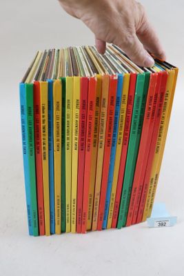 une personne qui tend la main vers une pile de livres pour enfants
