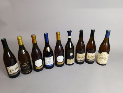 plusieurs bouteilles de vin sont alignées sur une table