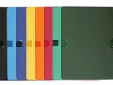 un large assortiment de chemises multicolores sur fond blanc