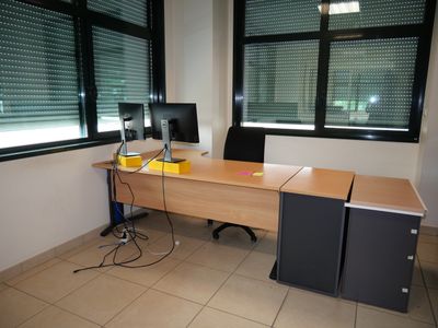 un bureau 180X120 avec deux caissons et son fauteuil de bure…