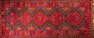 un vieux tapis à motifs rouges et bleus