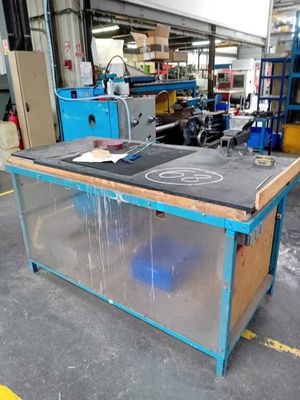 une table avec un plateau en verre dans une usine