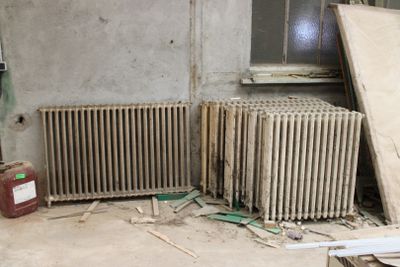un radiateur et une fenêtre dans un coin de la pièce