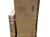 une pile de cartons empilés les uns sur les autres