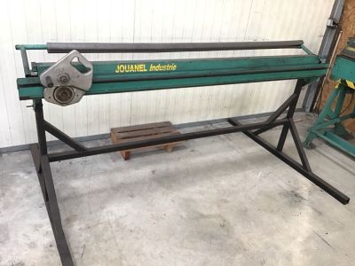 la photo d'une machine qui se trouve dans un garage
