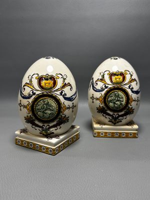 paire de figurines en porcelaine en forme d'œuf, ornées de motifs dorés et bleus