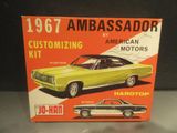 une vieille maquette de voiture jaune posée sur une table