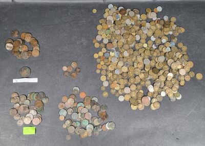 Fort lot de monnaies diverses (environ 3 kilos)