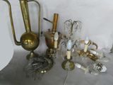 beaucoup d'objets en verre et en laiton sur la table