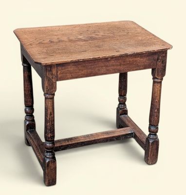 une petite table avec un plateau en bois sur fond blanc