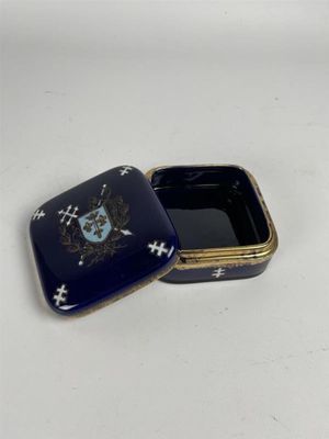 LUNEVILLE. Boîte couverte carrée en porcelaine émaillée bleu…