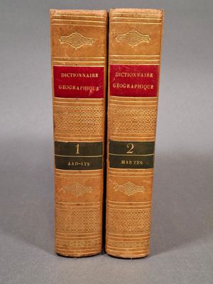 deux vieux livres posés l'un sur l'autre sur une table