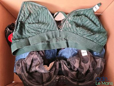 une boîte remplie de vêtements et une paire de soutiens-gorge