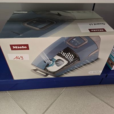boîte contenant un téléphone portable, posée sur une étagère dans un magasin