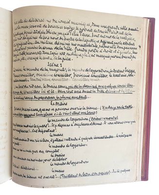 un livre ouvert, sur lequel on voit des inscriptions, posé sur une surface blanche
