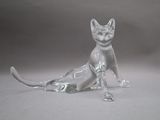 une figurine en verre représentant un chat assis par terre