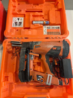 une mallette à outils orange contenant des outils, posée sur une table
