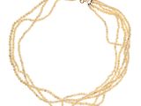 gros plan d'un collier de perles sur fond blanc