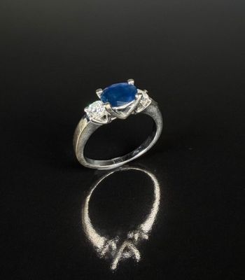 Bague en or gris 750/1000 (18K) ornée en serti-griffes d'un …