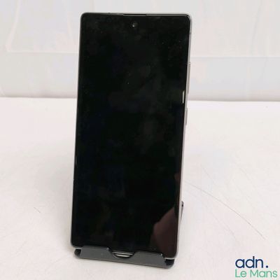 une image montrant un gros plan d'un téléphone portable posé sur une table