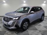 la voiture argentée est garée sur le sol à carreaux d'une pièce