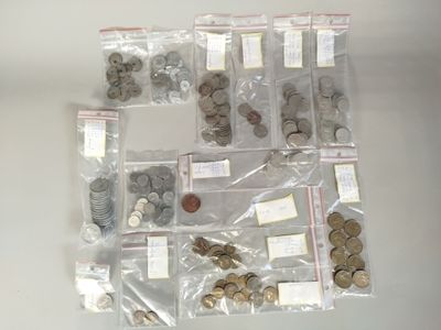 beaucoup de pièces dans le sac posé sur la table