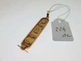 gros plan d'un collier auquel est attachée une étiquette